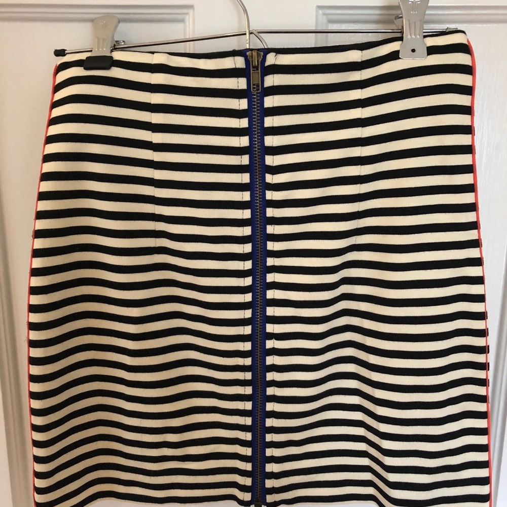 Stripe skirt with piping detail